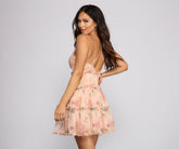 Robe courte en mousseline à volants et motifs floraux coquins